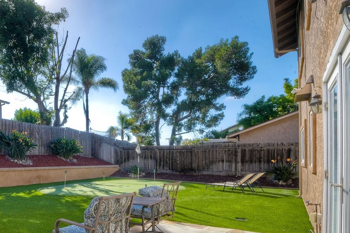 Charming Home w/Putting Green, Ping Pong, Pool Tbl