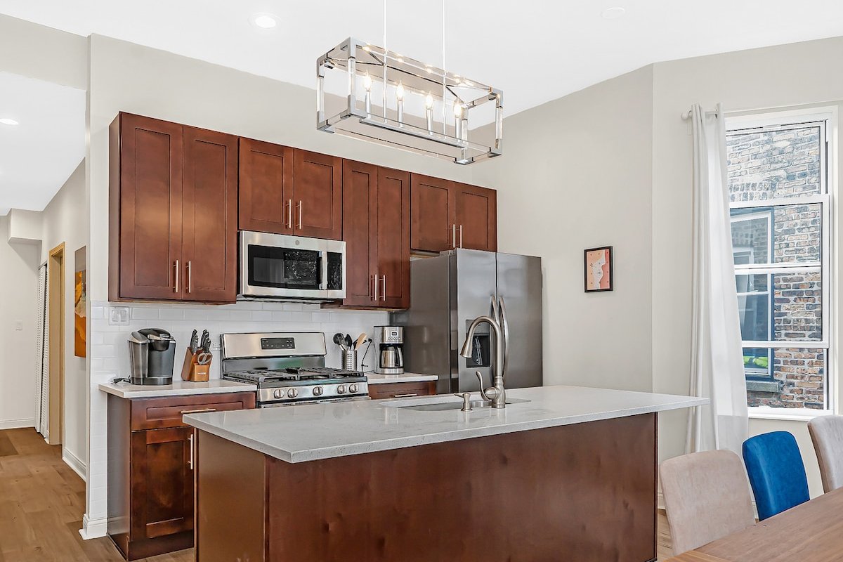 Spacious 5-BR Apt next to transit Free Parking gallery image 5