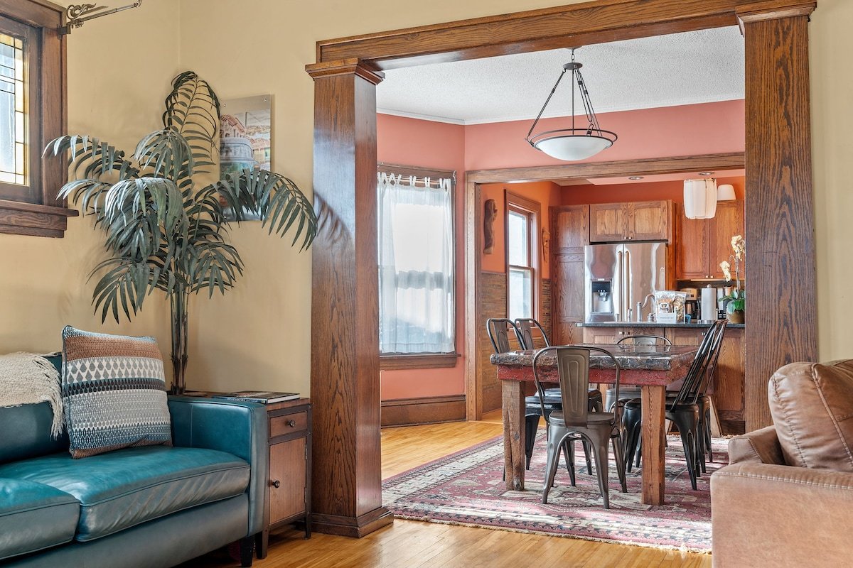 MINNeSTAY* Urban Oasis Uptown | Walker’s Paradise gallery image 2