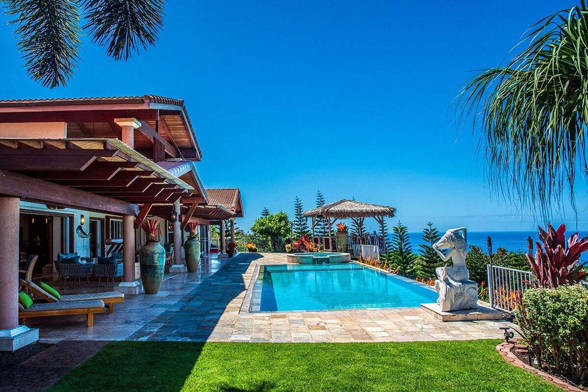 Quintessential blend of Luxury, hosted rental. gallery image 3