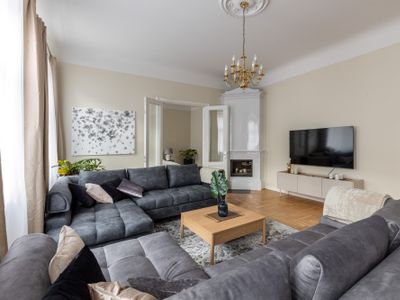 Group-Friendly Old Town Apartment