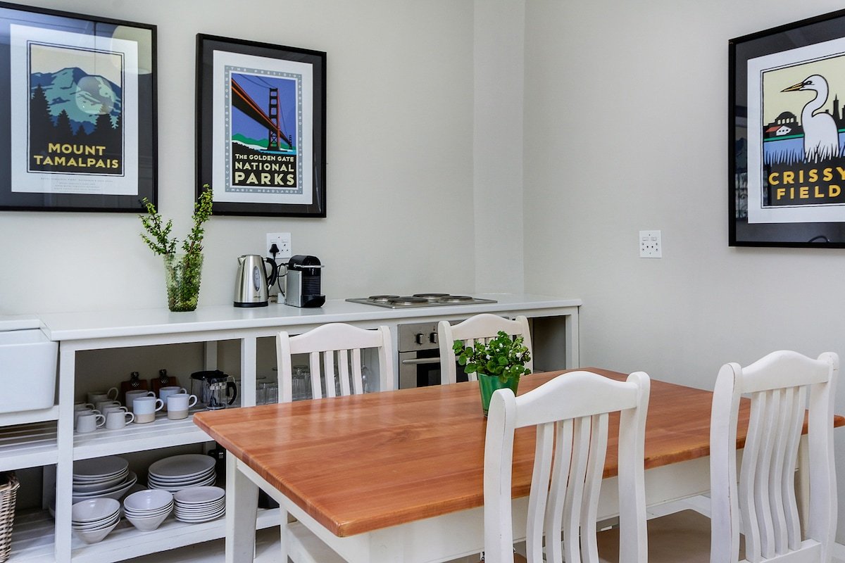 Light and tranquil, 3-bed apartment in Oranjezicht gallery image 5