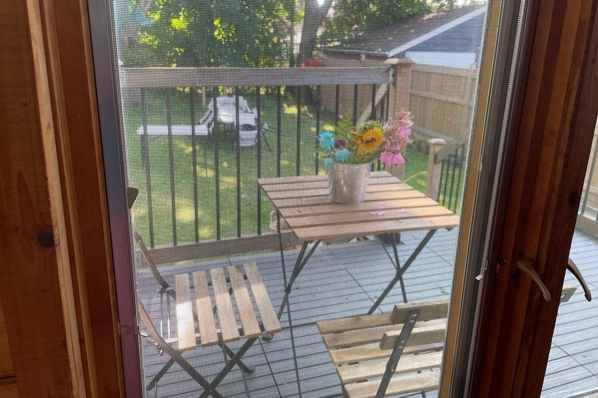 Cozy Home + Large backyard, 20mins from DT! gallery image 5