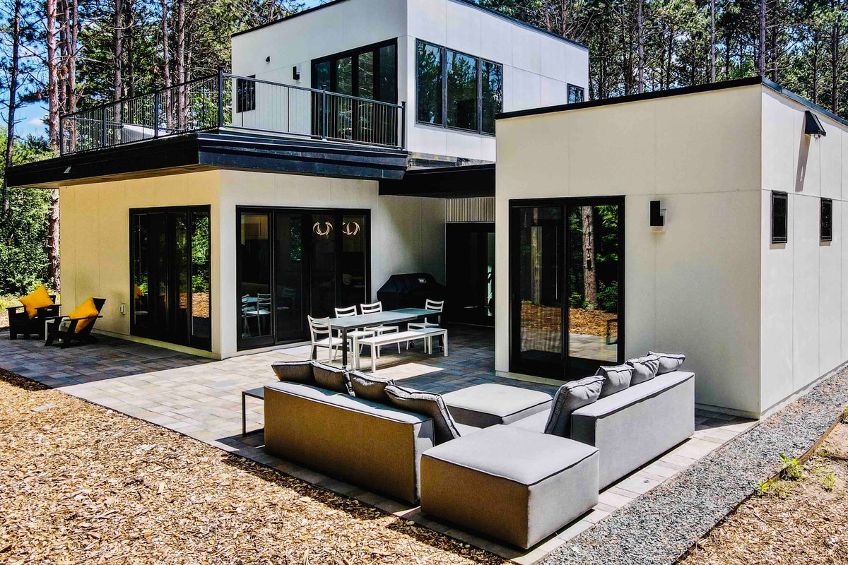 Lake House Retreat: Modern, Stylish, Arty, Fun