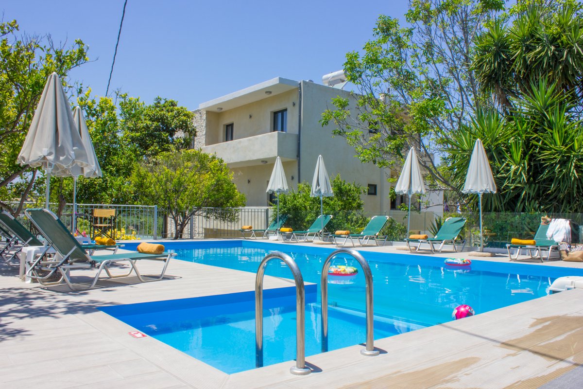10 bedroom complex, private pool, BBQ& ping pong!