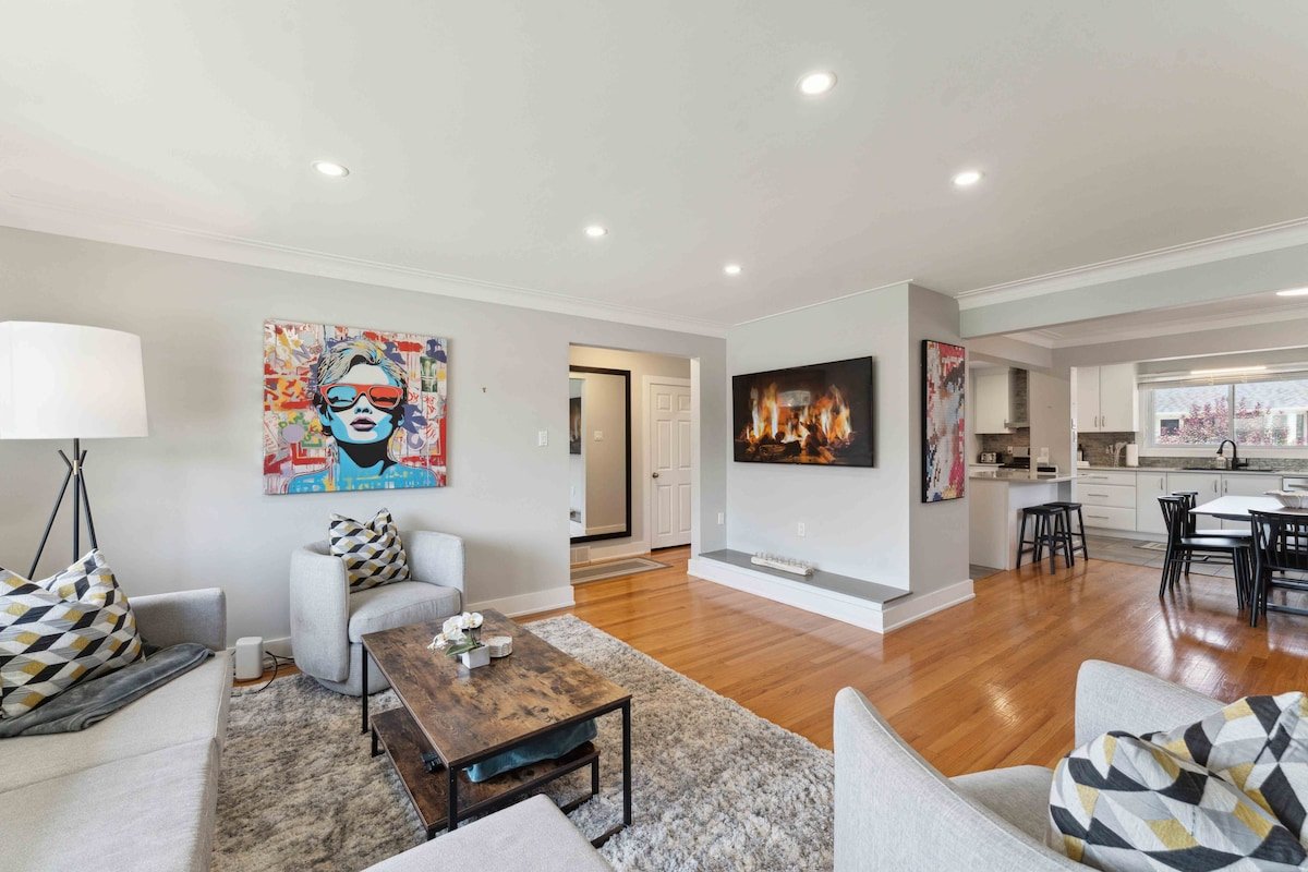 Artistic & Trendy 4 Bedroom Home gallery image 2