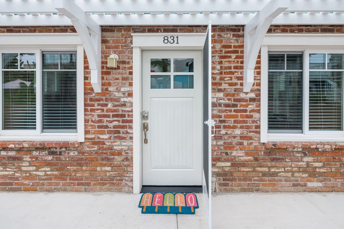 Cozy Combo Cottages! Close to Belmont Park! gallery image 3