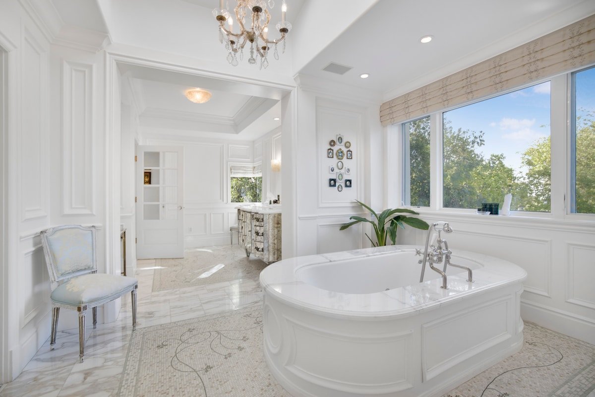 Tarzana Designer Villa w/ Luxe Vibes Outdoor Haven gallery image 5