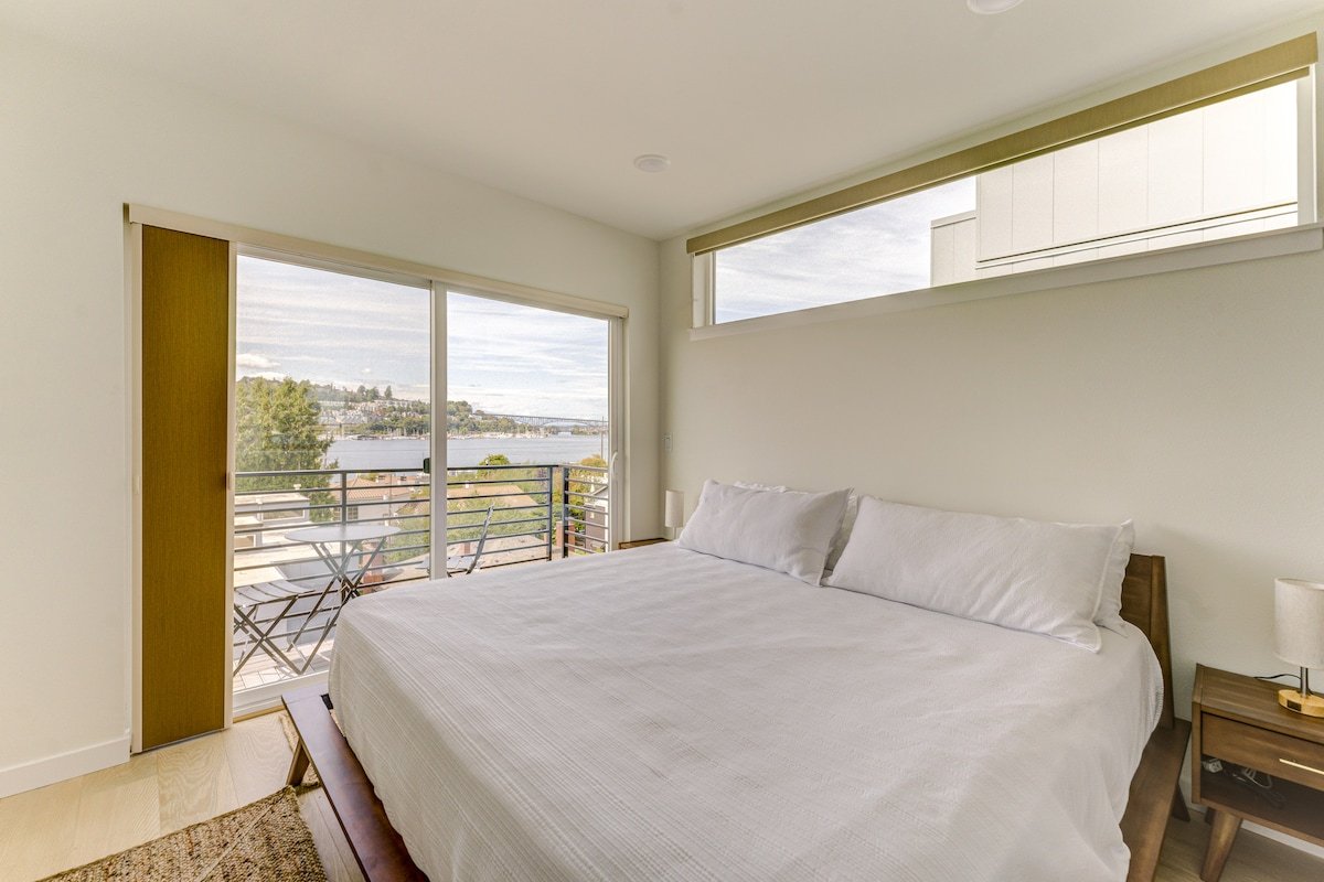 Stunning Lake Union/Space Needle Views, Roof Deck gallery image 5