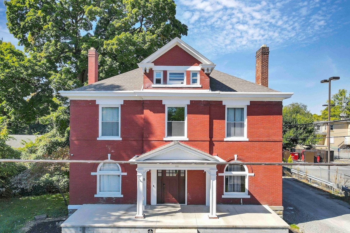 Spacious-6 Bedroom Comfortable Traditional Living gallery image 2