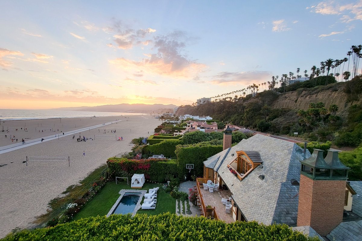 Oceanfront house on Santa Monica Beach with a pool gallery image 3