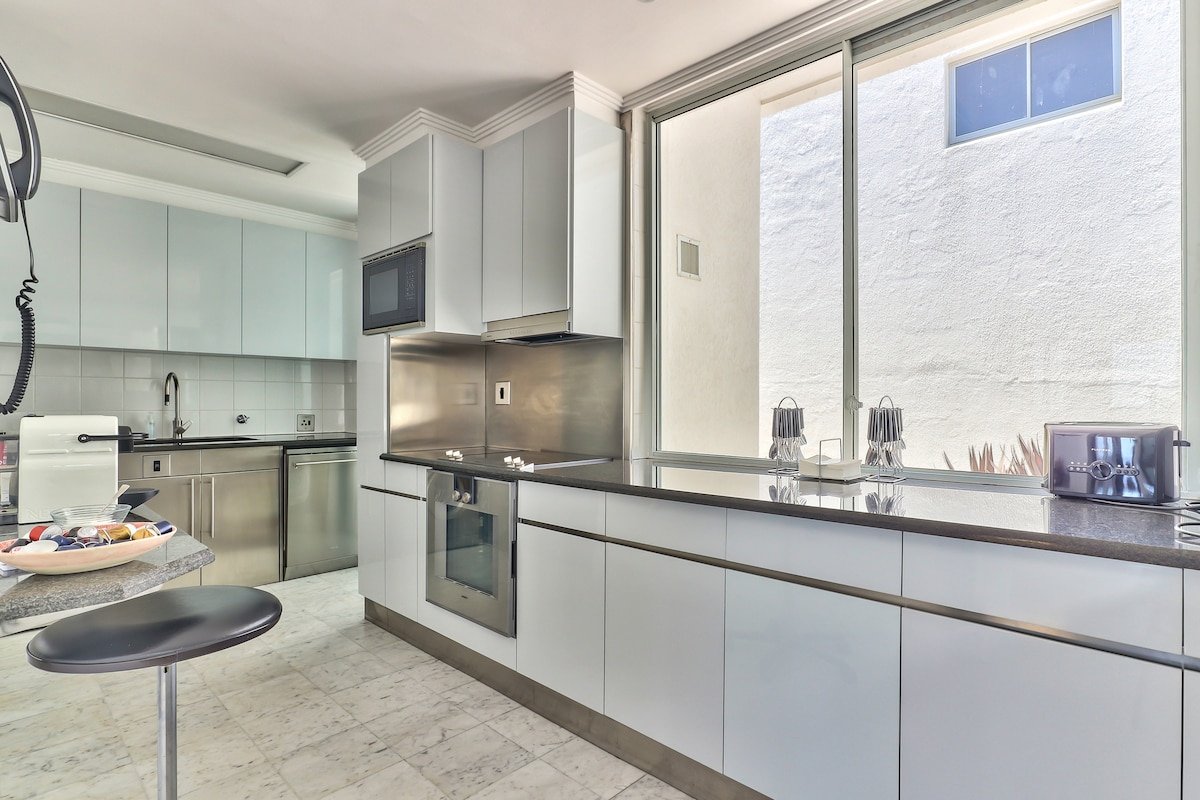 Art Deco Condo on Saunders Beach gallery image 4