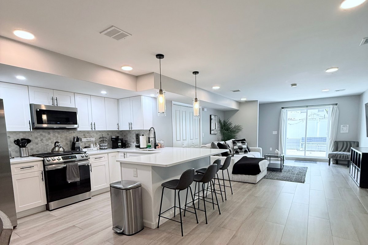 New luxurious 3 BR 2.5BA Duplex W/Backyard