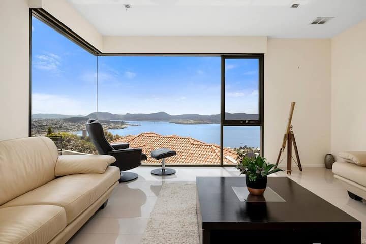 “The View” Luxury home 5 bed/3 bath 3km to Casino. gallery image 2