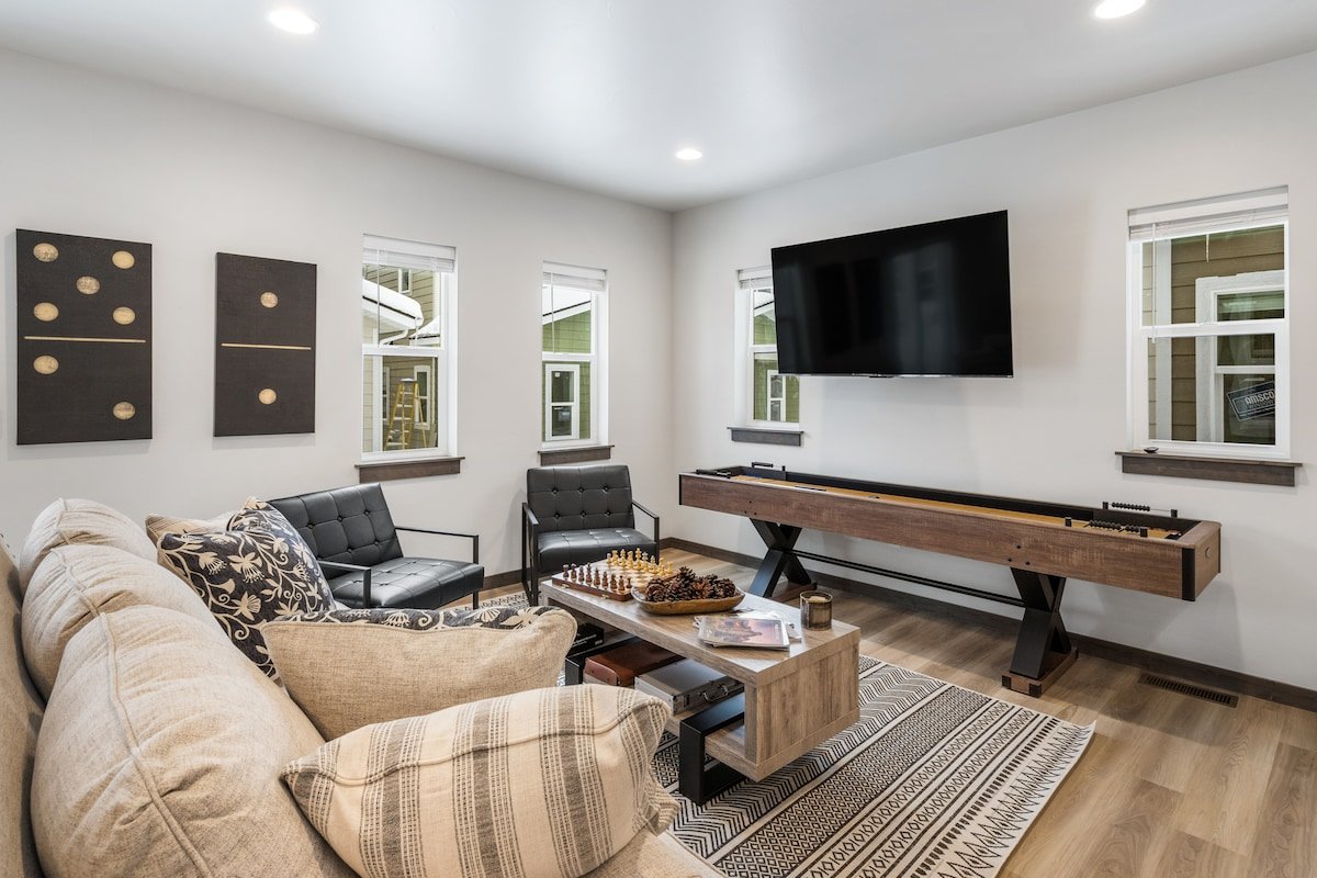 Downtown Duplex | Game Room | Mountain Music gallery image 4