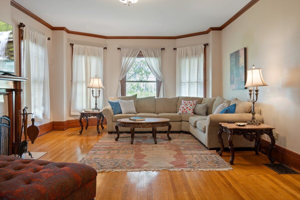 Stately Park Ave. Century Home – Sleeps 6! gallery image 4
