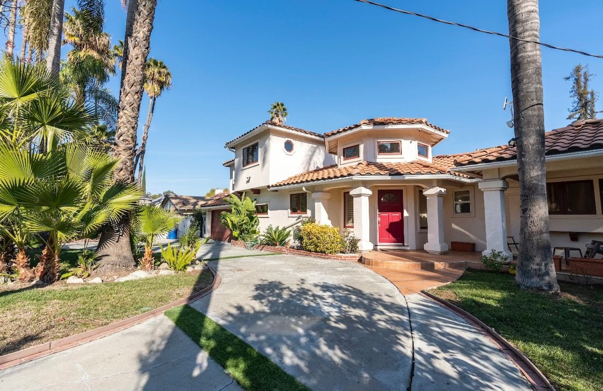 Paradise Vacation Estate near Universal Studios gallery image 4