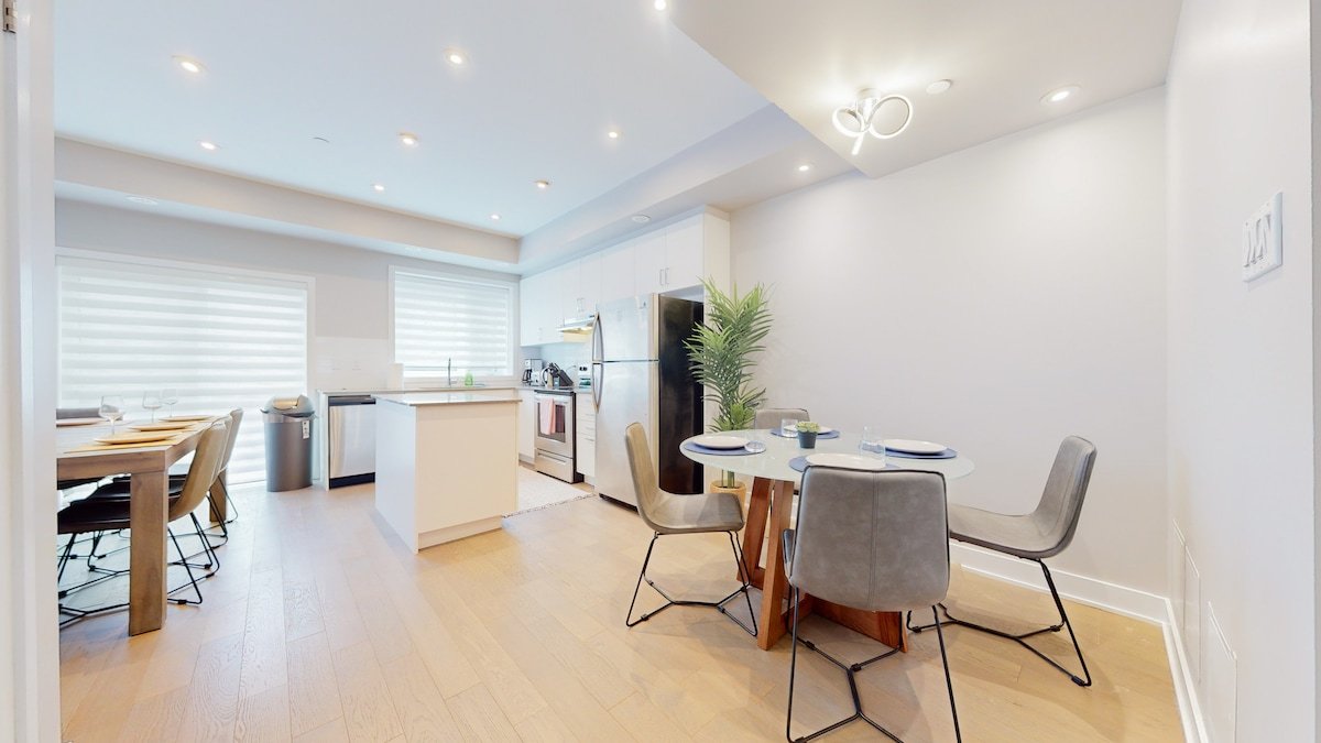 Spacious 5 Bedroom/5 Bath Townhouse gallery image 5