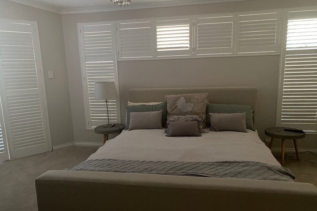 Spectacular Eagle Bay family home gallery image 3