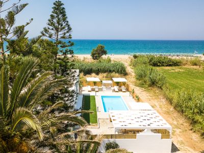 Mavi Beachfront Villa-Sea Breeze Escape by etouri