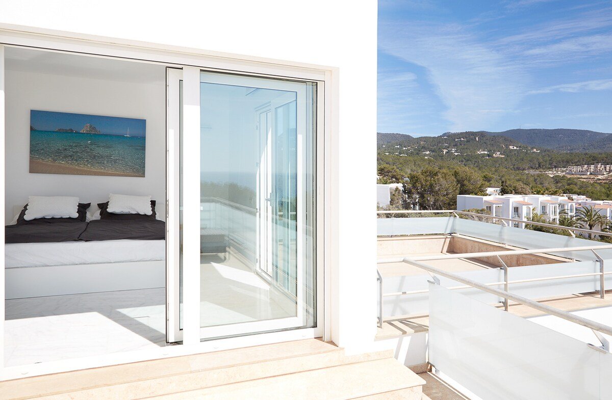 Infinity pool- Sea views- Jacuzzi- Outdoor dining gallery image 3