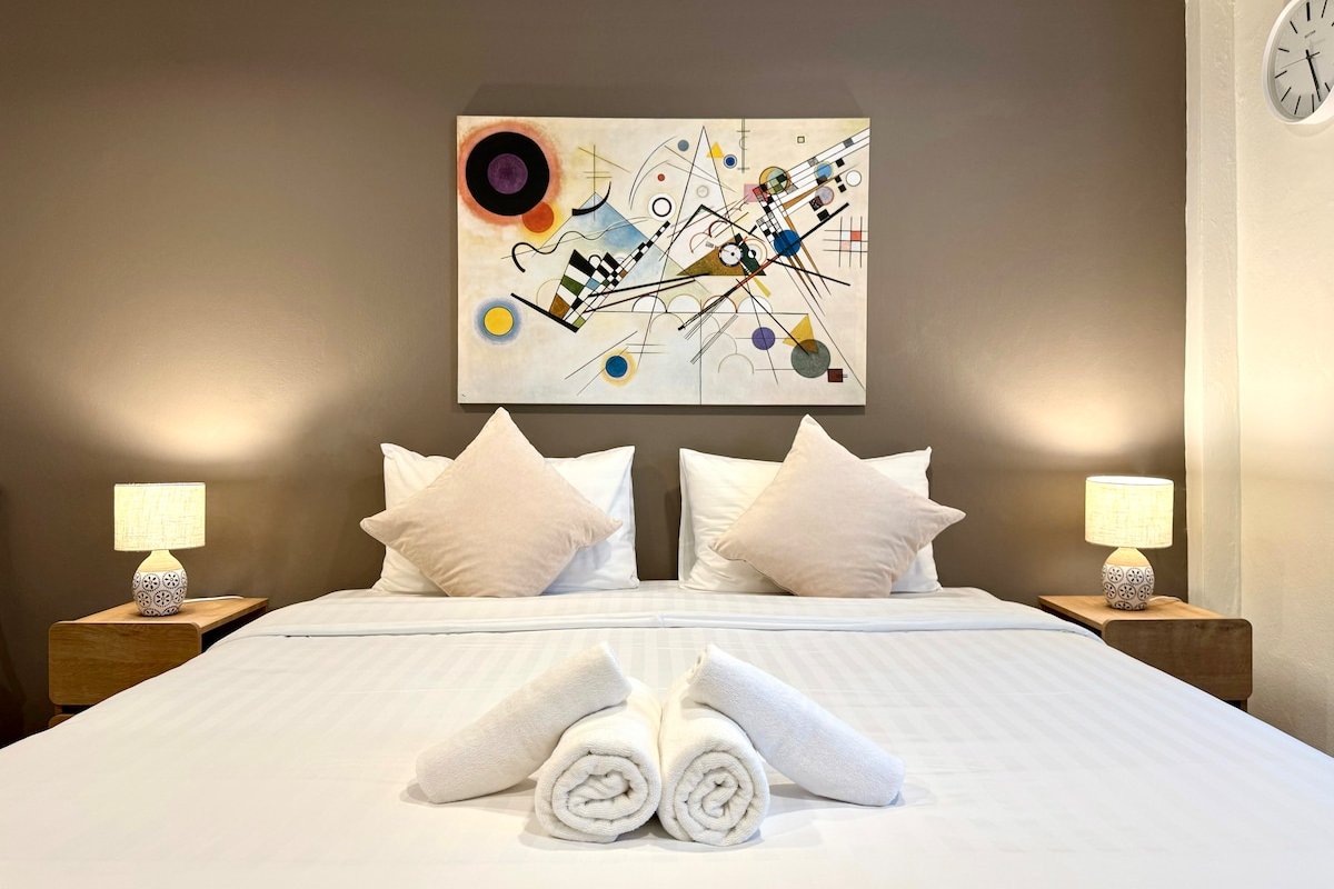 Newly renovated‼︎ 2 luxurious bedrooms en-suite. gallery image 4