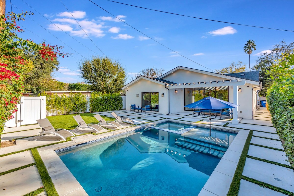 Universal Studios home with pool and jacuzzi gallery image 4