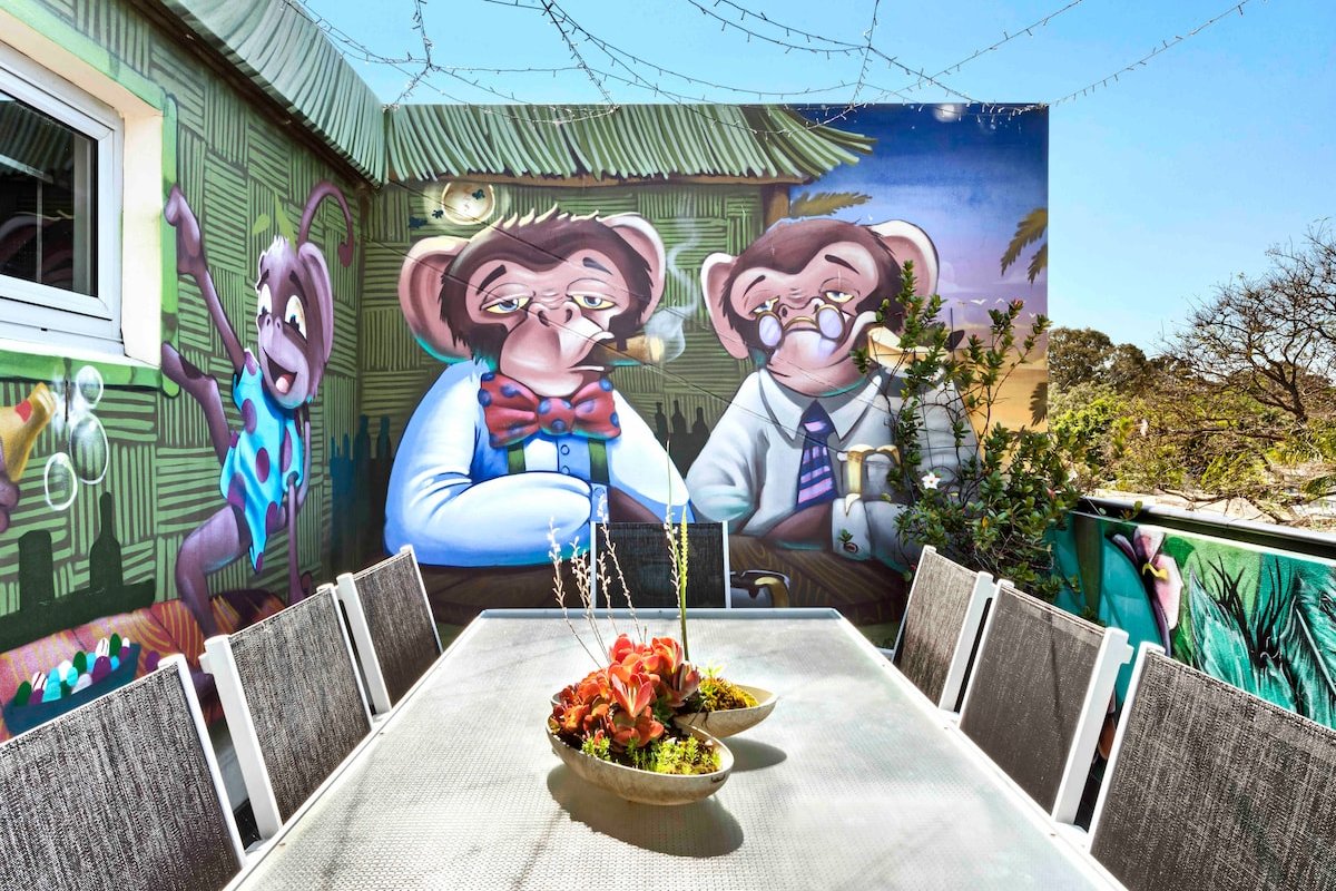 Modern Urban Penthouse: Art, Comfort, Car Parking gallery image 4