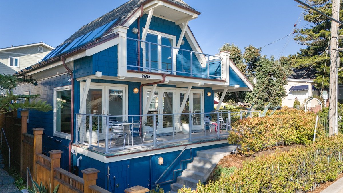 Beach Front Dream House! Hottub/E-Bikes/Surfboards gallery image 3