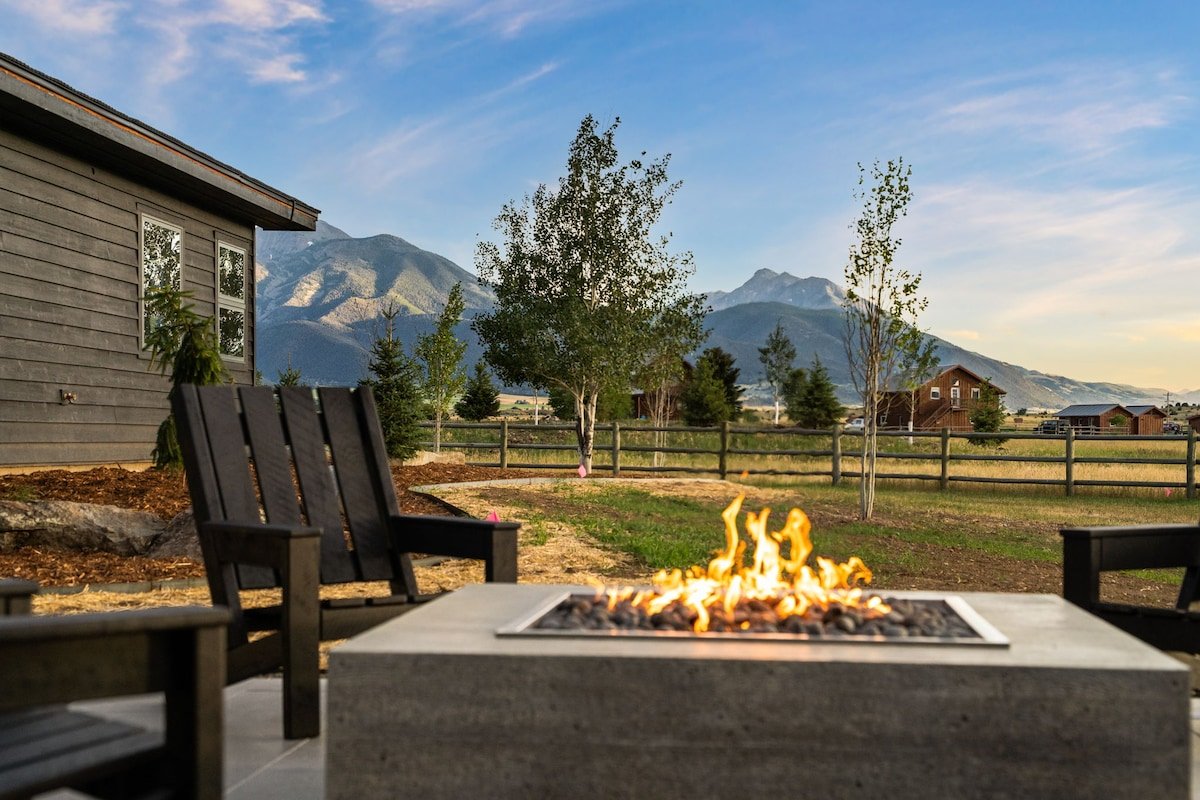 Luxury Oasis Near Yellowstone, Spacious with pond gallery image 4