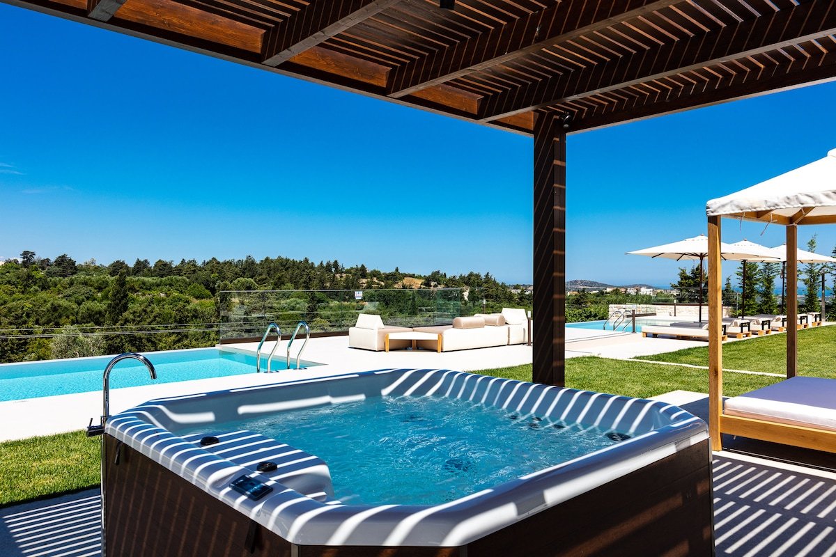 Two private pools, hot tub, nature views! gallery image 3