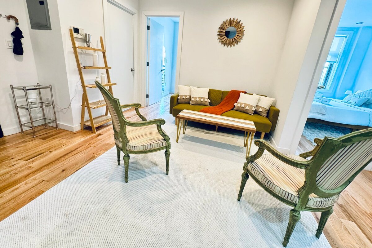 Delightful 3-Bedrooms Downtown Gem with balcony gallery image 4