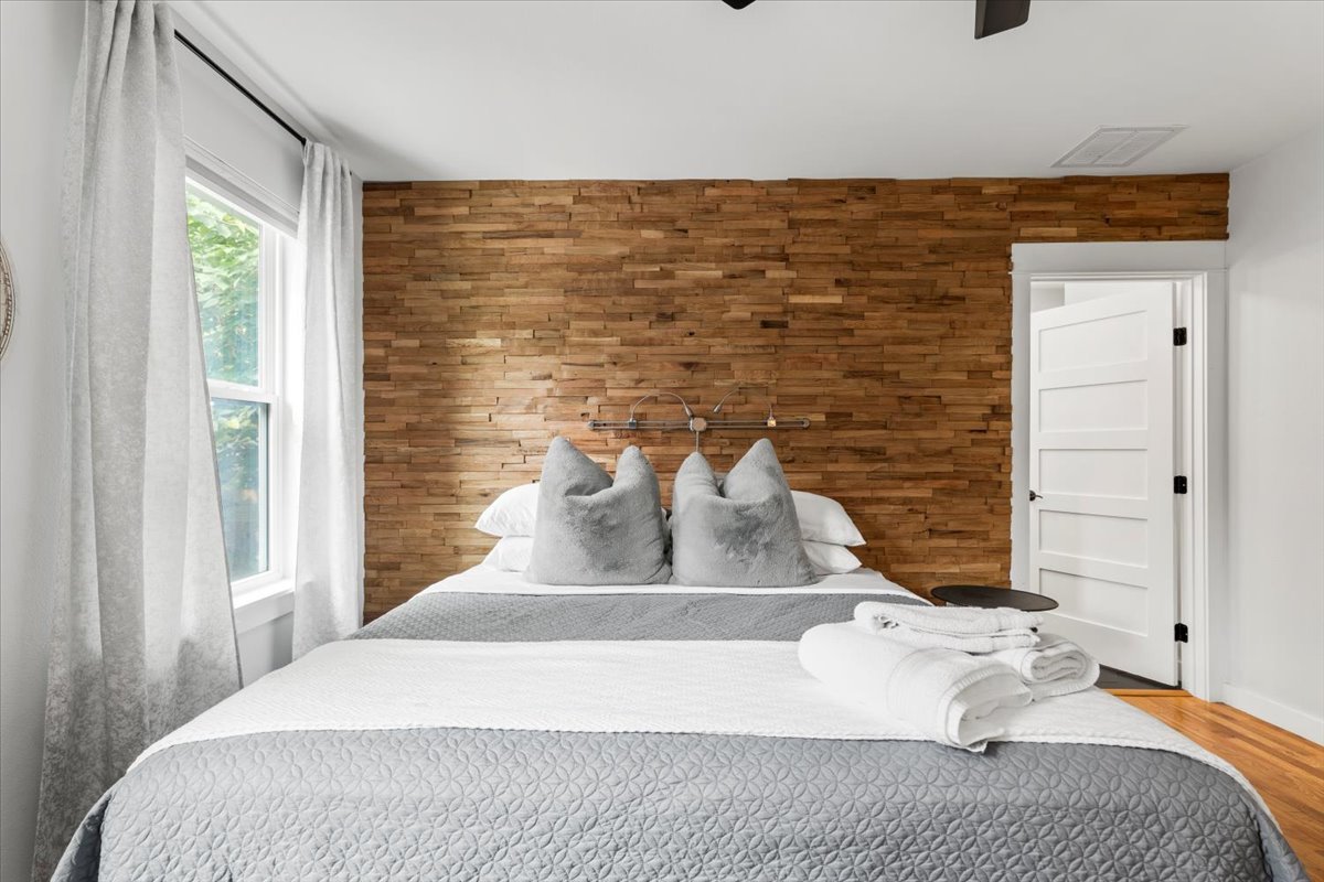 Walkable 2-home Eastside Austin Oasis gallery image 4