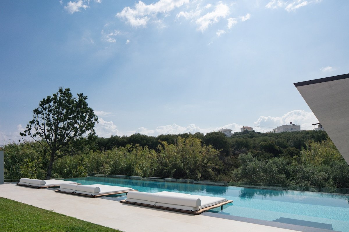 250m2 pool, Staffed, Spa, 300m to beach by etouri gallery image 3