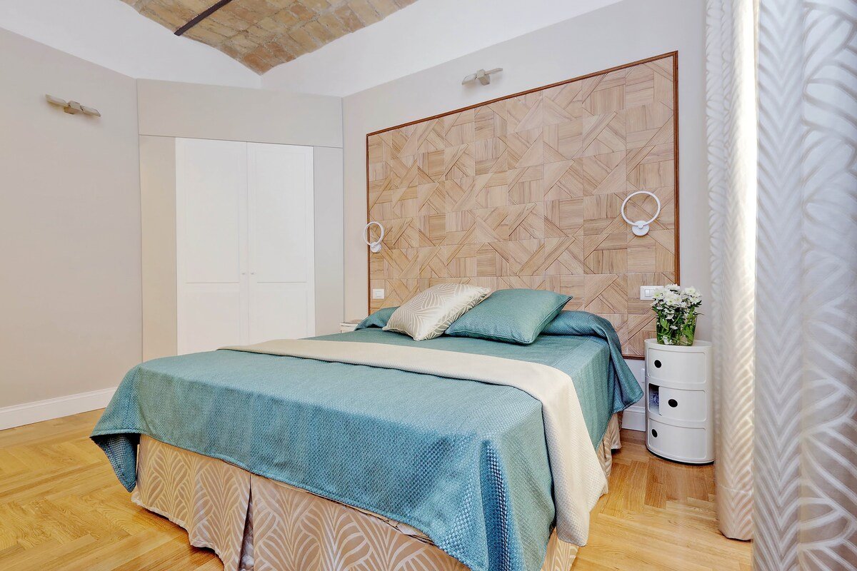 Penthouse + apartment at the Colosseum 10 people gallery image 4