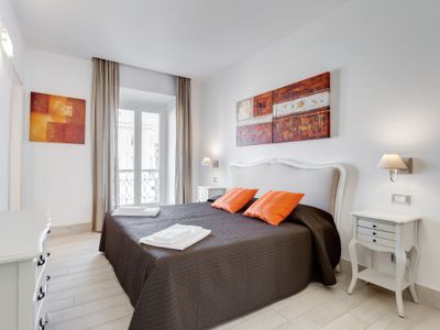 3 Bedrooms, 3 baths, close walk to the Vatican.