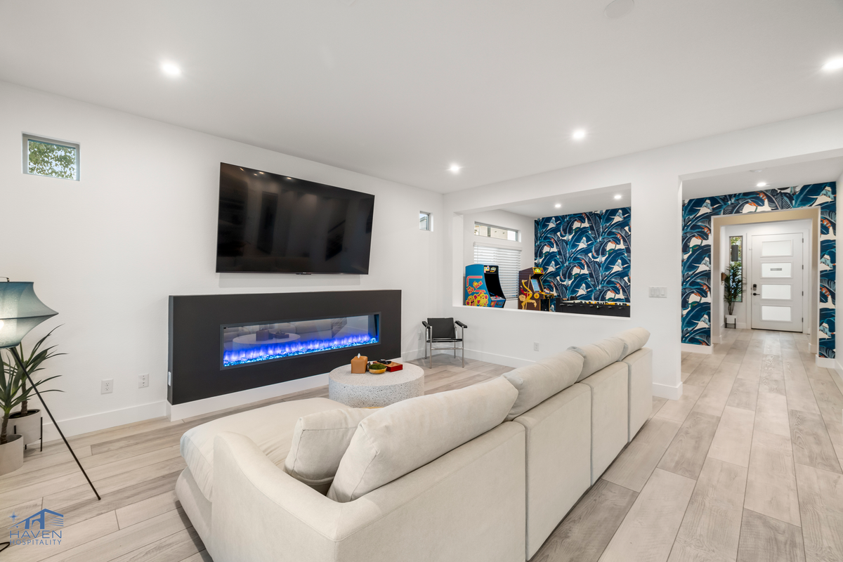 Cozy, Modern 5bd! 15 mins to airport, Spa & Pool!