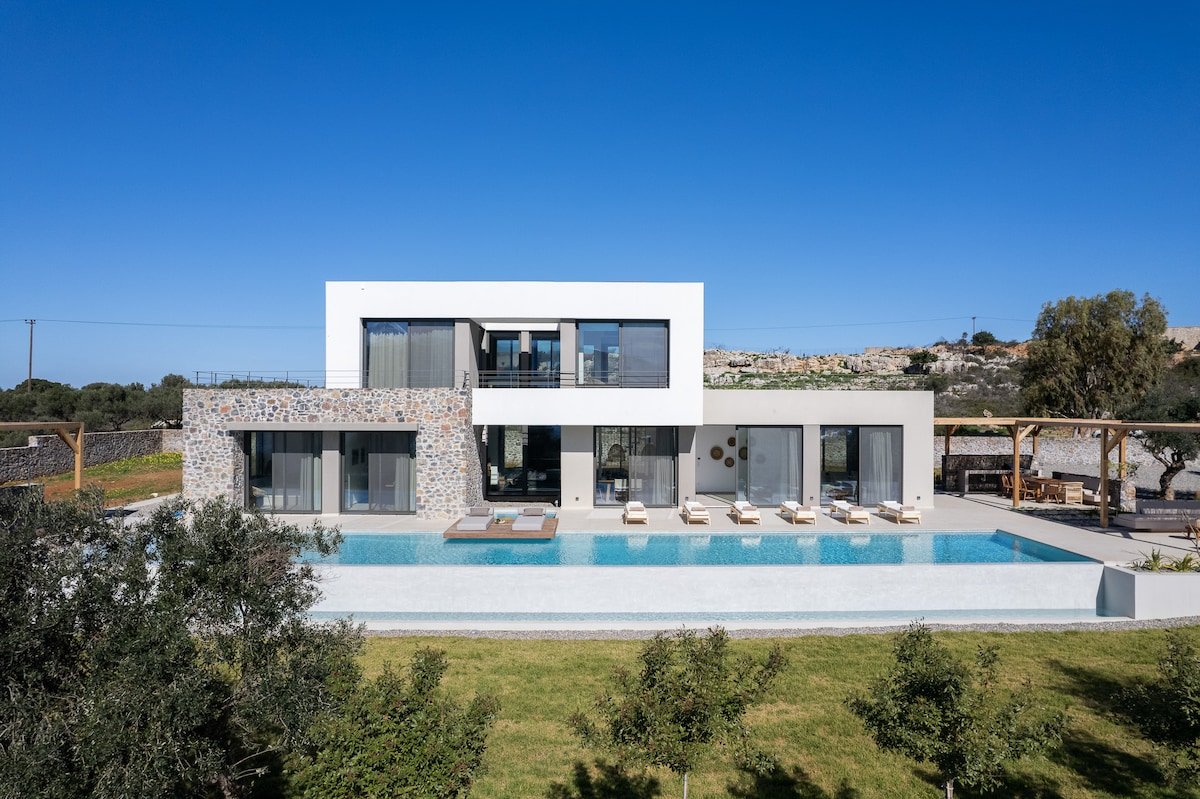 115m2 pool, daily cleaning, sauna, near beaches gallery image 2