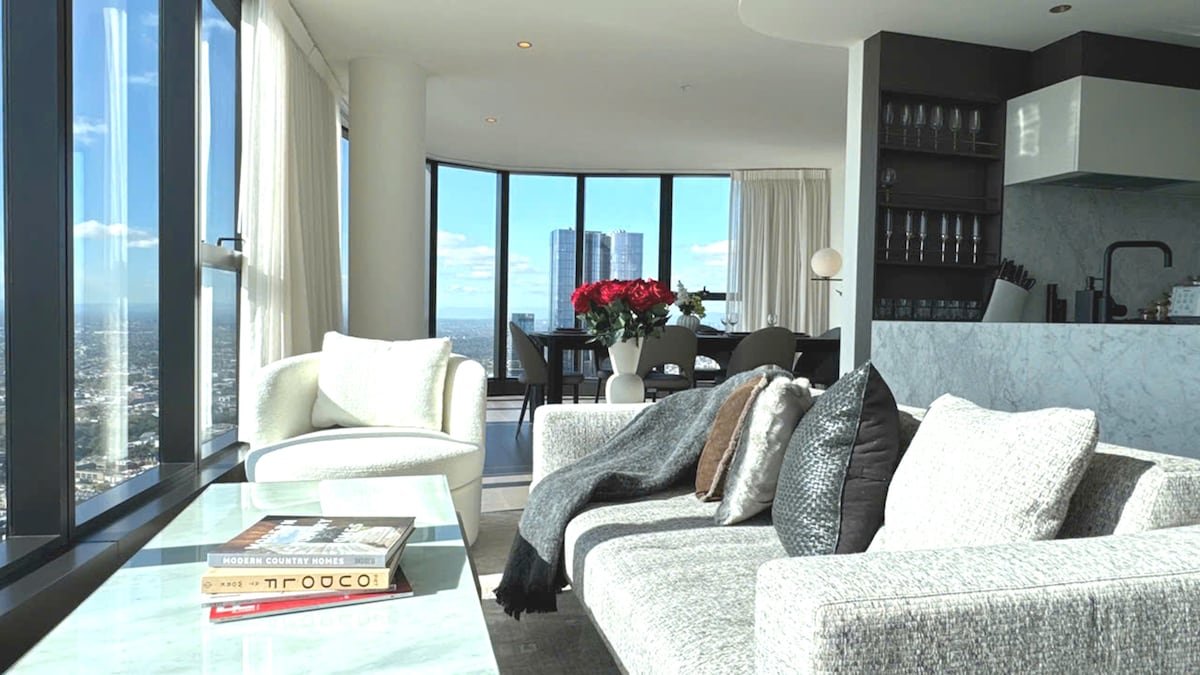 Top CBD Skyline Luxury 3 Beds 2 Baths Free Parking gallery image 3