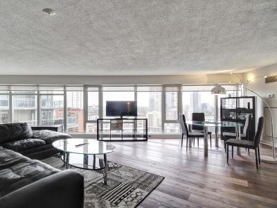 *Cool&Contemporary* Condo steps from Eaton Center