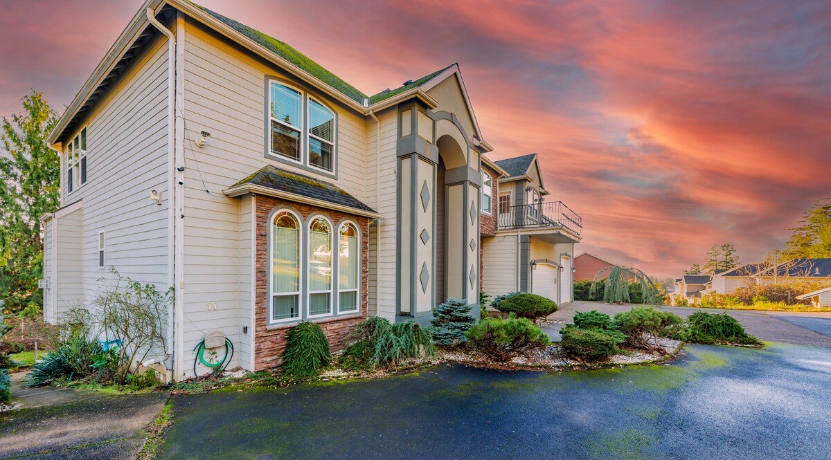 Huge Luxury Home with huge Deck near Powell Butte gallery image 3