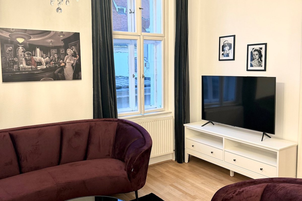 Elegant Vienna Charm: Central 3-Bedroom Apartment gallery image 3