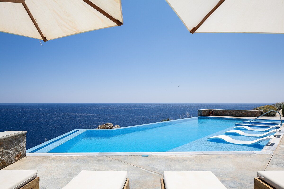 Seafront luxury villa,infinity pool & devine views gallery image 4