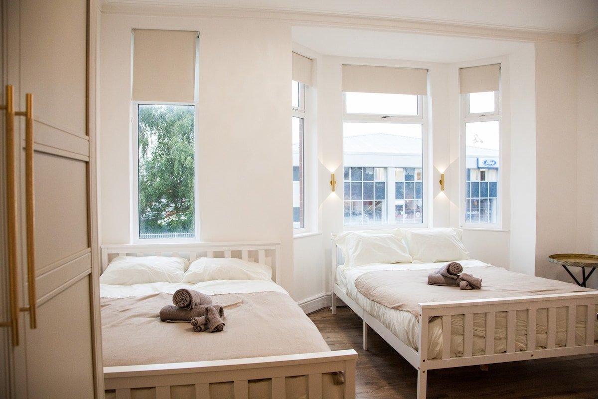 Large Luxury Home MUFC | Game Rooms & 4 Bedrooms gallery image 4