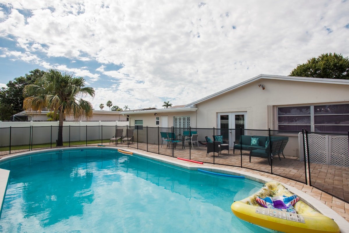 Spacious 4/3 Large Pool Home :parking, BBQ WIFI! gallery image 2