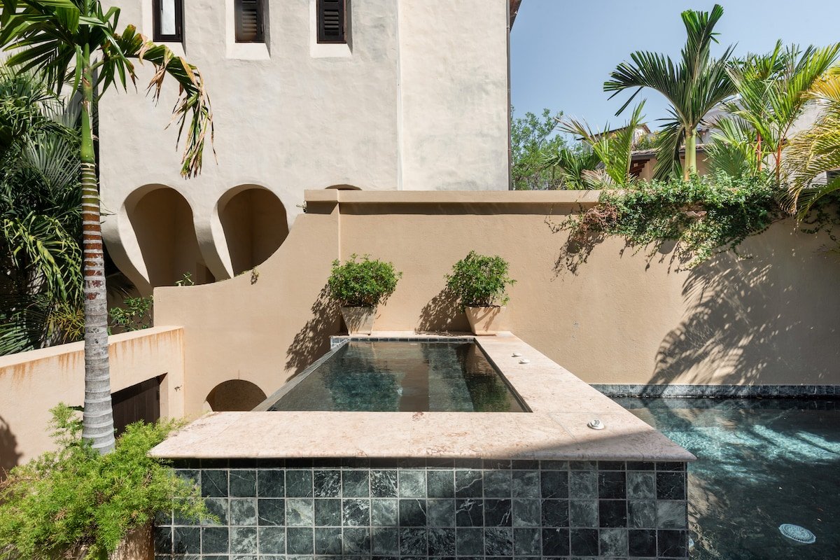 Oceanfront Villa With Pool & Beach Club – StuCasa gallery image 4