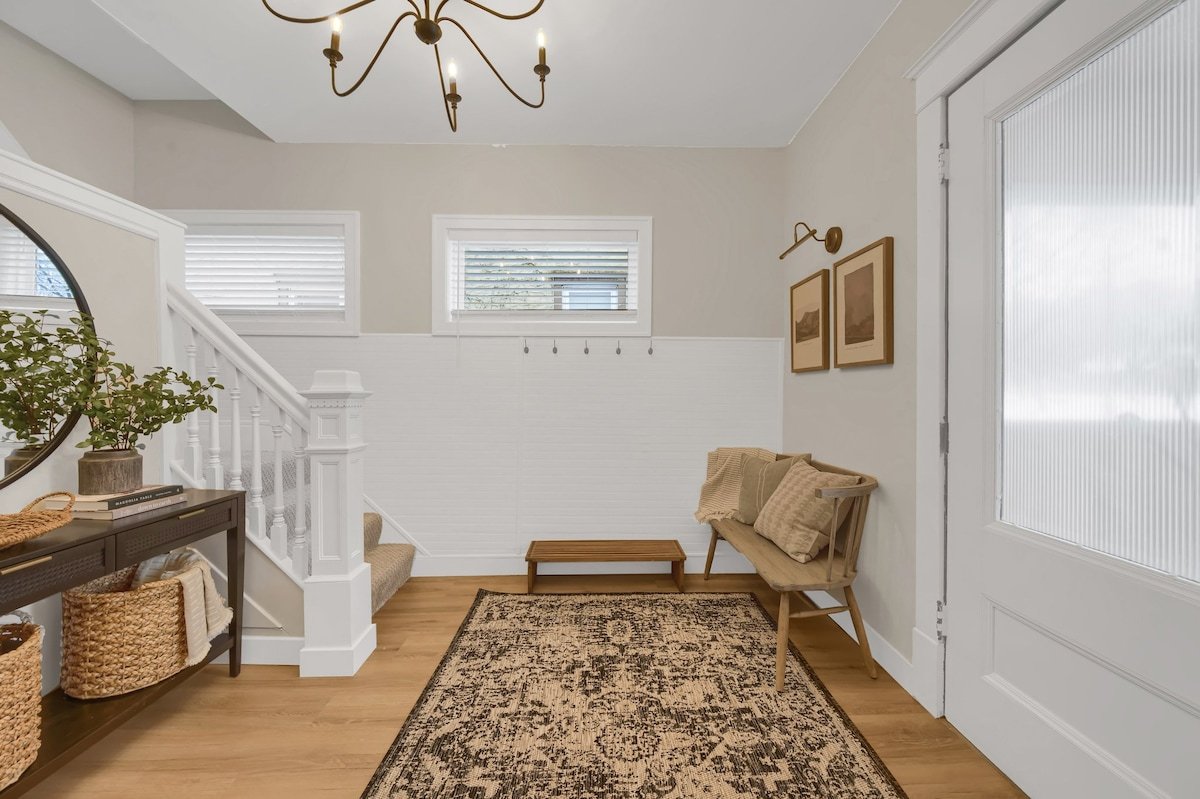 Cozy home in St. Paul, King bed gallery image 5