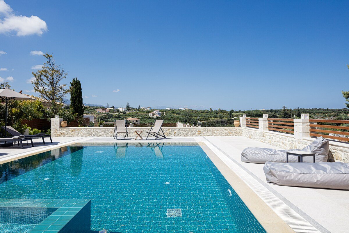 New luxurious villa with stunning pool,views &bbq! gallery image 4