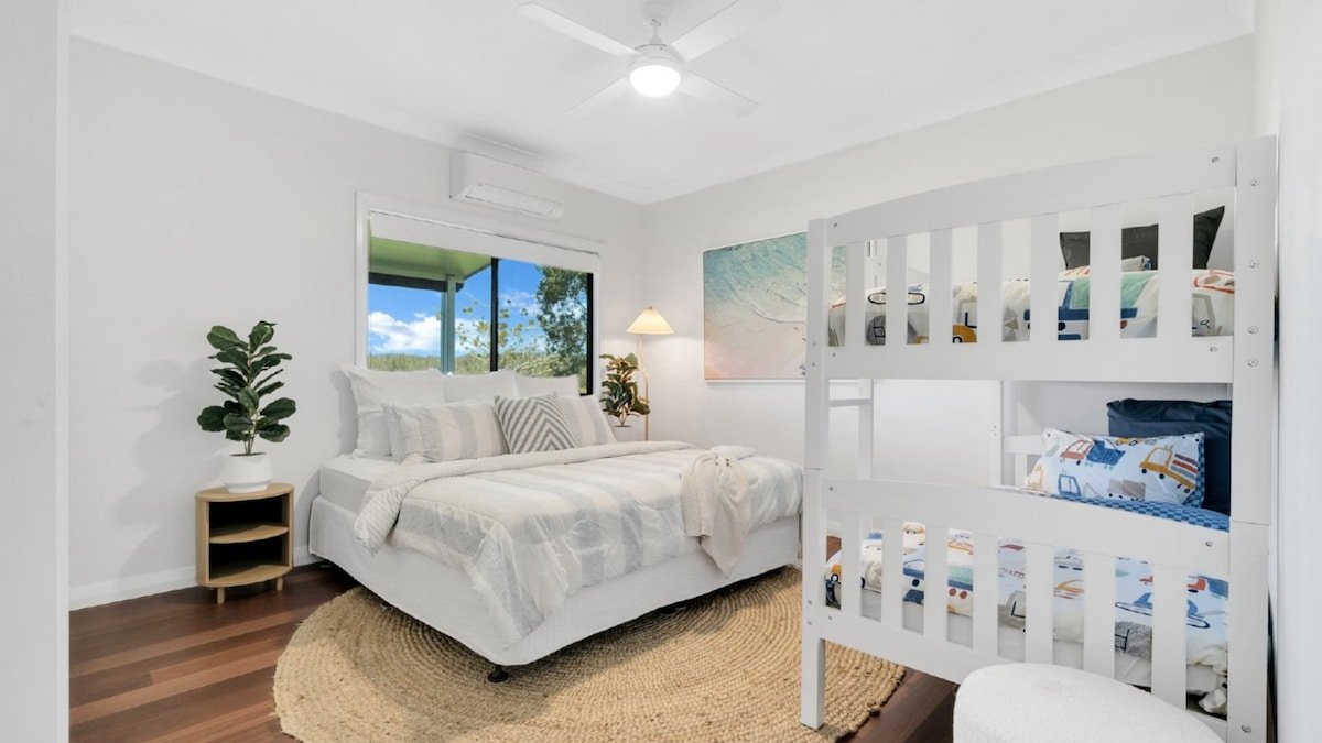 Three Galahs – Sleeps 8 Luxe Riverside Retreat gallery image 5