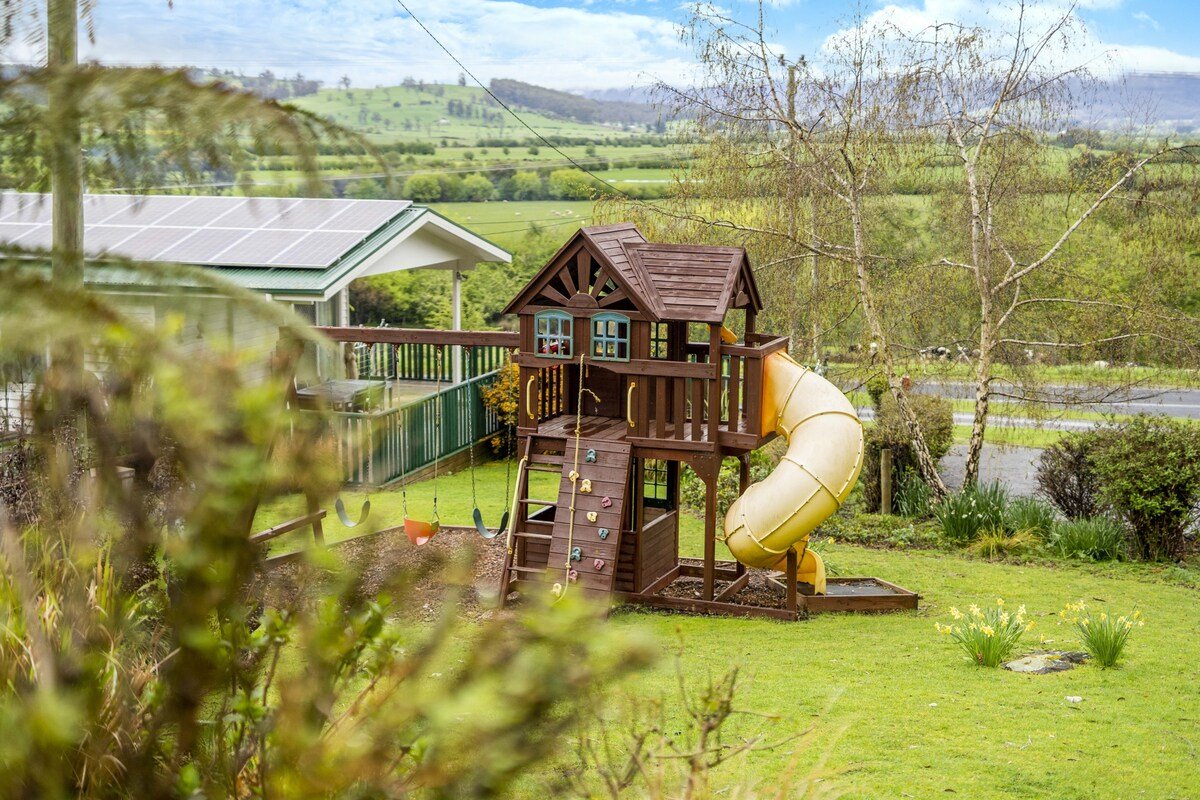 Mole Creek Cabins: Family Size 4 Bedroom Lodge gallery image 3